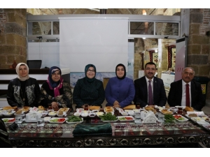 Niğde Belediye Başkanı Özkan, Kadın Kolları Üyeleriyle Bir Araya Geldi