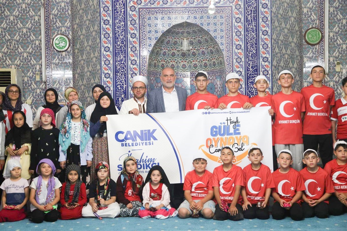 canik-te-camiye-gelen-hediyeyi-aliyor