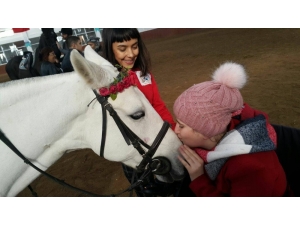 Özel Çocuklara Esogü At Binicilik Meslek Yüksek Okulu’nda Atlarla Terapi