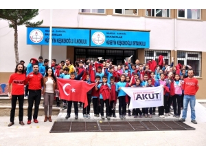 Akut Okullarda Deprem Semineri Veriyor