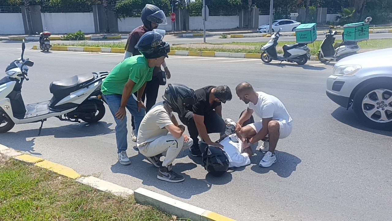 yangina-giden-itfaiyeye-yol-vermek-isterken-minibuse-carpti