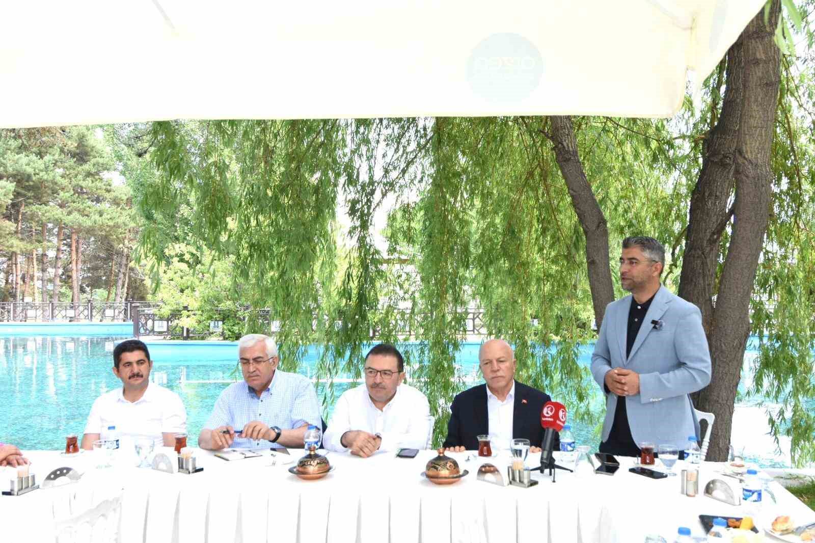 ak-parti-erzurum-teskilati-hizmetleri-degerlendirdi