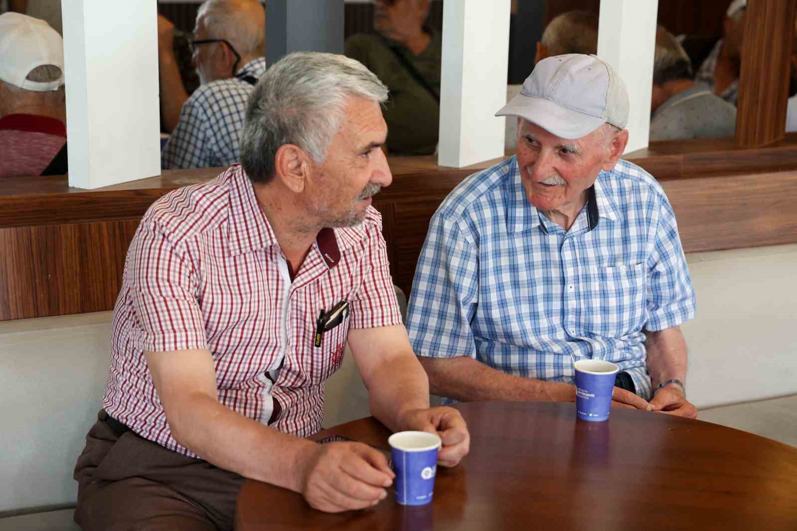 emeklilere-ucretsiz-cay-ve-su-ikramiyla-kutuphane-imkani