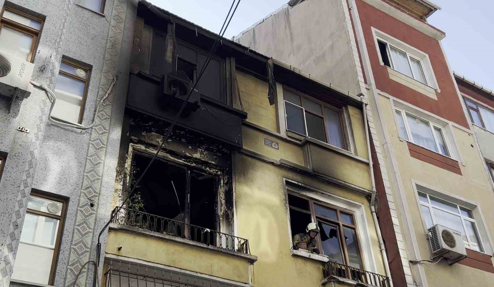 fatih-te-2-katli-binada-cikan-yanginda-mahsur-kalan-4-kisi-kurtarildi