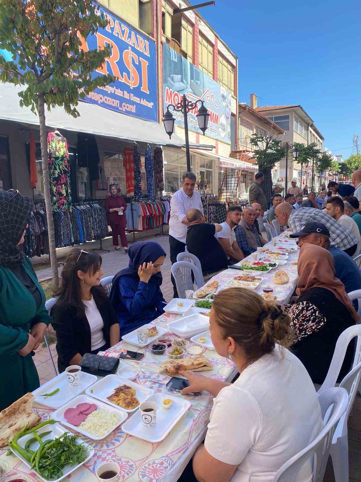 anahtar-parti-kirsehir-teskilati-carsi-esnafiyla-kahvaltida-bulustu