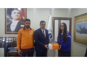 Başkan Yalçın, Başarılı Sporcuyu Ödüllendirdi