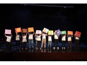 Zihinsel Engelli Öğrenciler Sahnenin Tozunu Attı