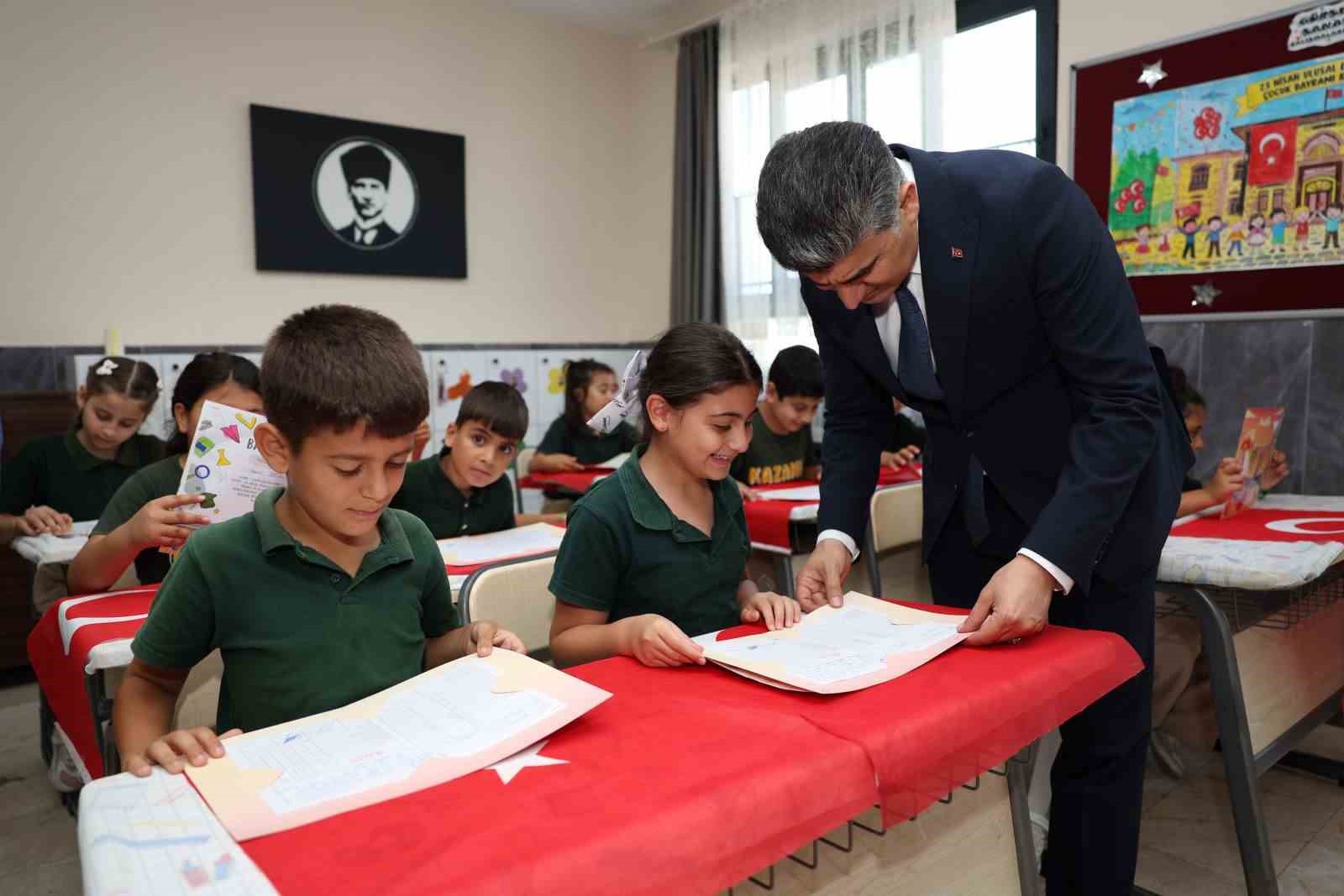 kaymakam-sener-ogrencilerin-karne-mutluluguna-ortak-oldu