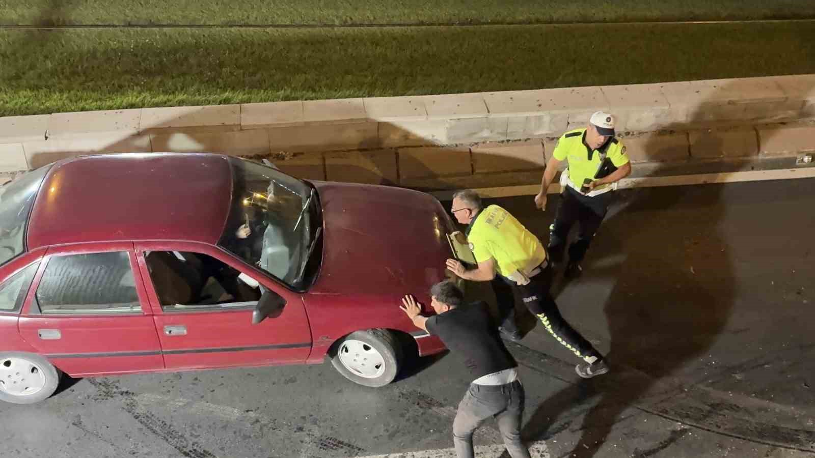 Kayseri'de polisin özverili çalışması, trafiğin kilitlenmesinin önüne geçti