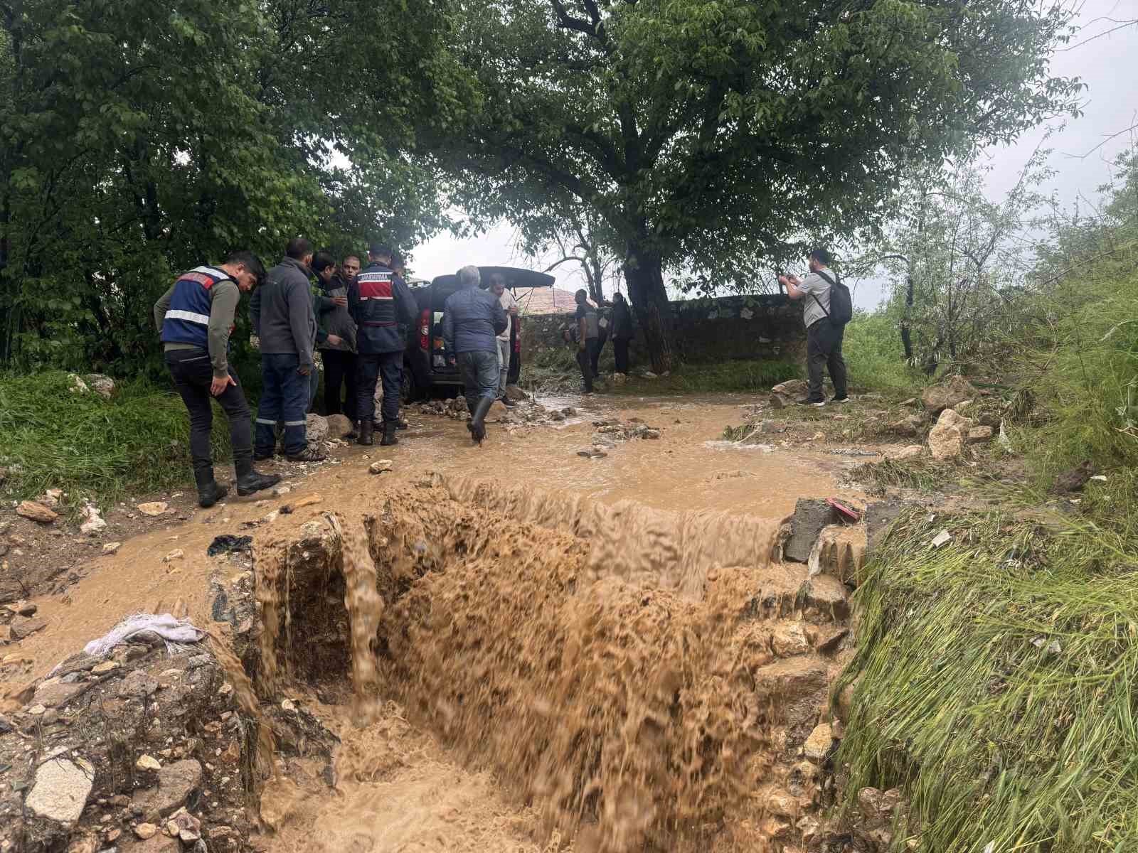 nigde-de-saganak-sele-neden-oldu-sel-sularina-kapilanlar-var