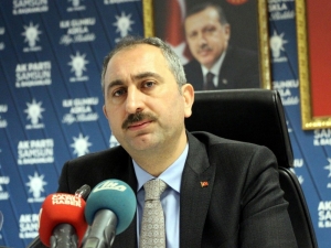 Adalet Bakanı Gül: "İbadet Edenlerle, İhanet Edenleri Ayırmak Lazım"