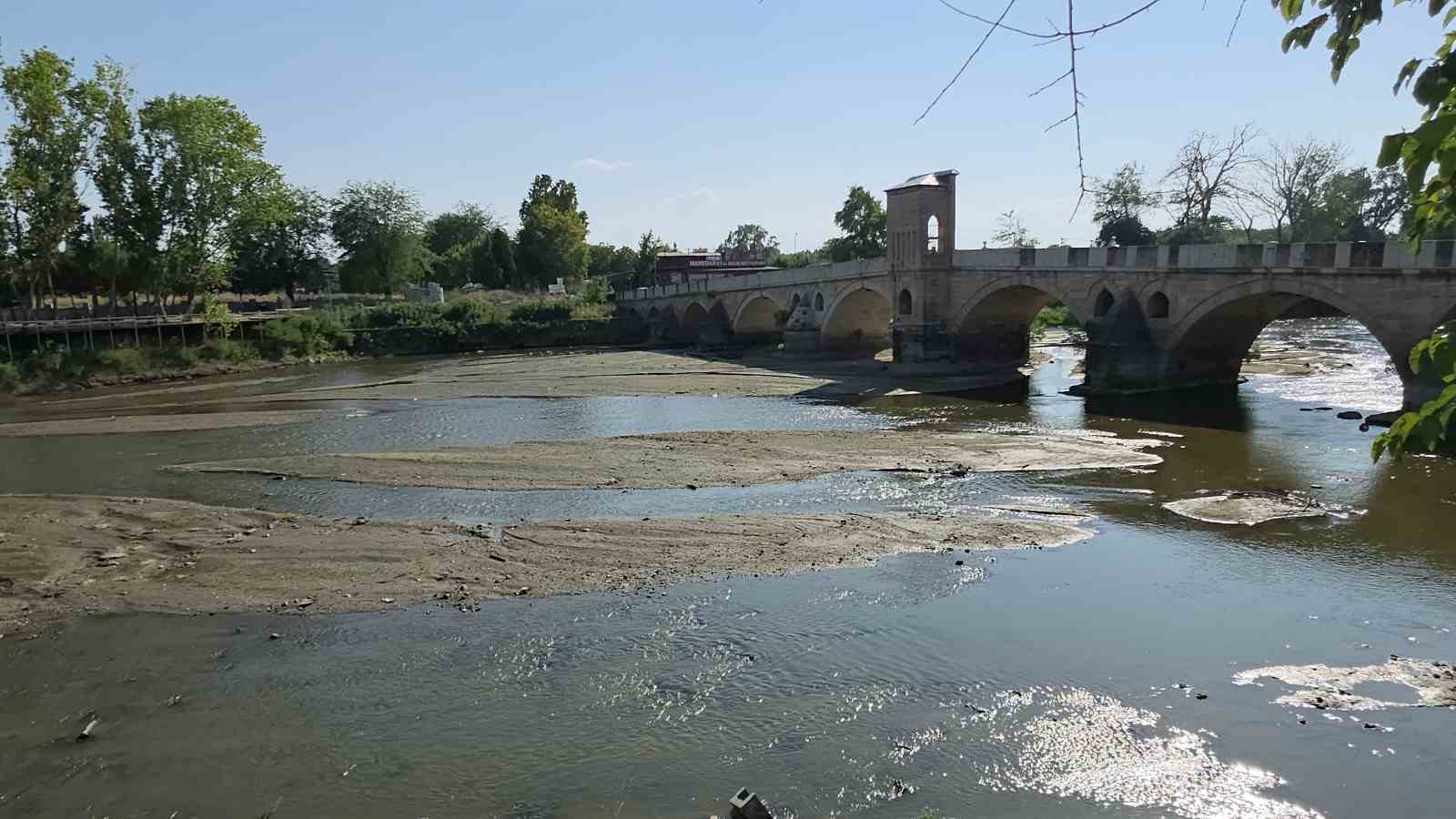 tunca-nehri-nde-su-cekildi-kum-adaciklari-olustu