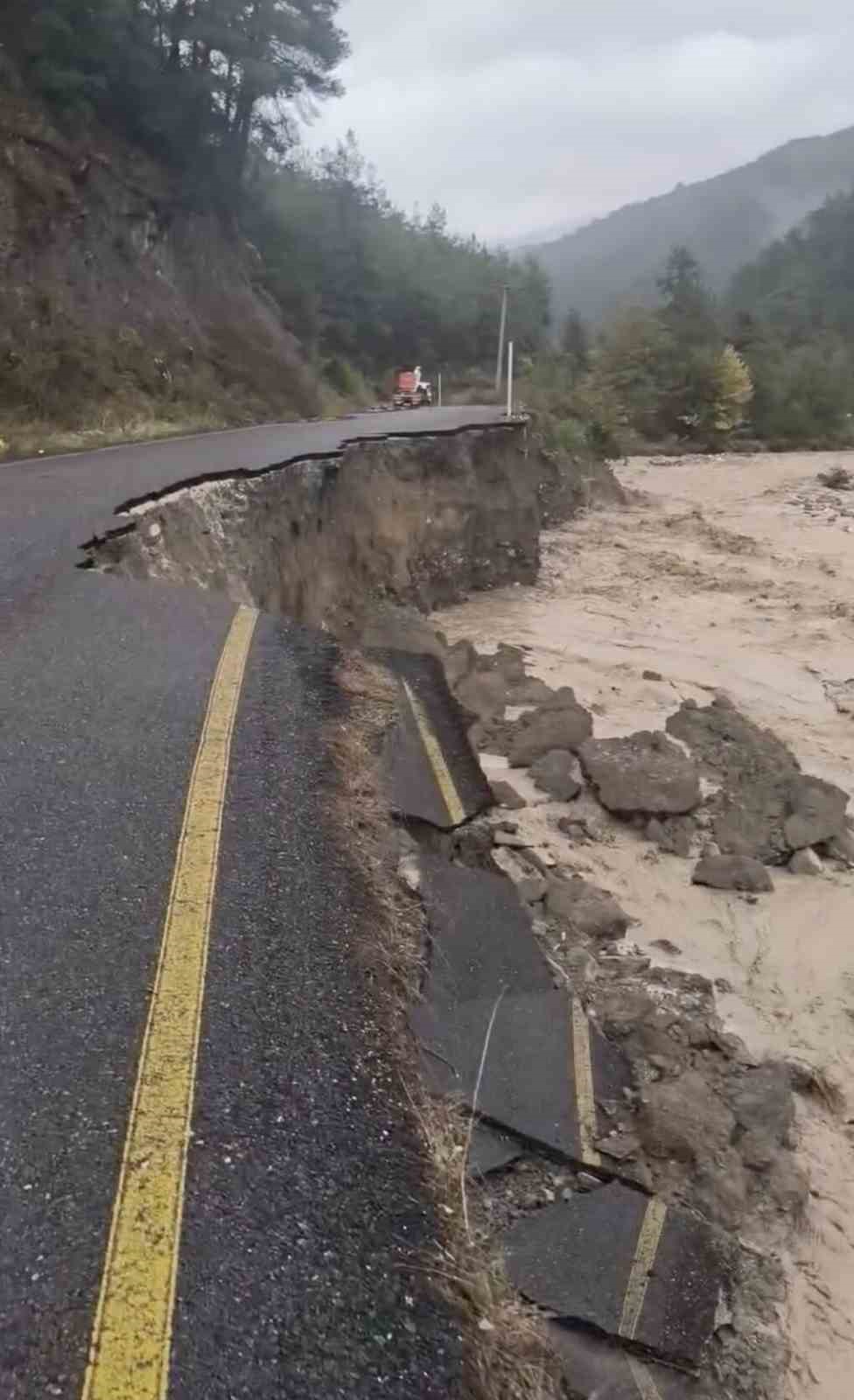 dere-tasma-noktasina-geldi-hizli-akan-sular-yolu-cokertti
