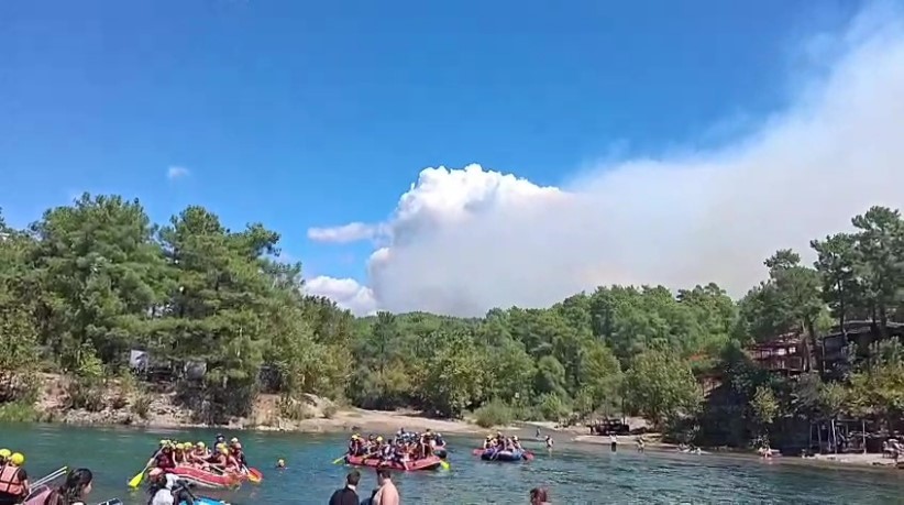 manavgat-taki-orman-yanginini-sondurme-calismalari-suruyor