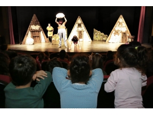 Konaklı Miniklerin Tiyatro Keyfi