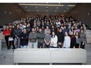 Üniversiteli Abla Ve Ağabeylerinden İlk Ve Ortaöğretim Öğrencilerine Hediye Kitap