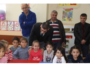 Okul Öncesi Öğrencilere Eğitici Materyal Ve Oyuncak Desteği