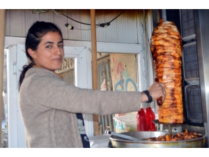 Mardinli Fazilet Hayata Döner Bıçağıyla Meydan Okuyor