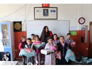 Üniversite Öğrencisinden İlkokul Öğrencilerine Yardım