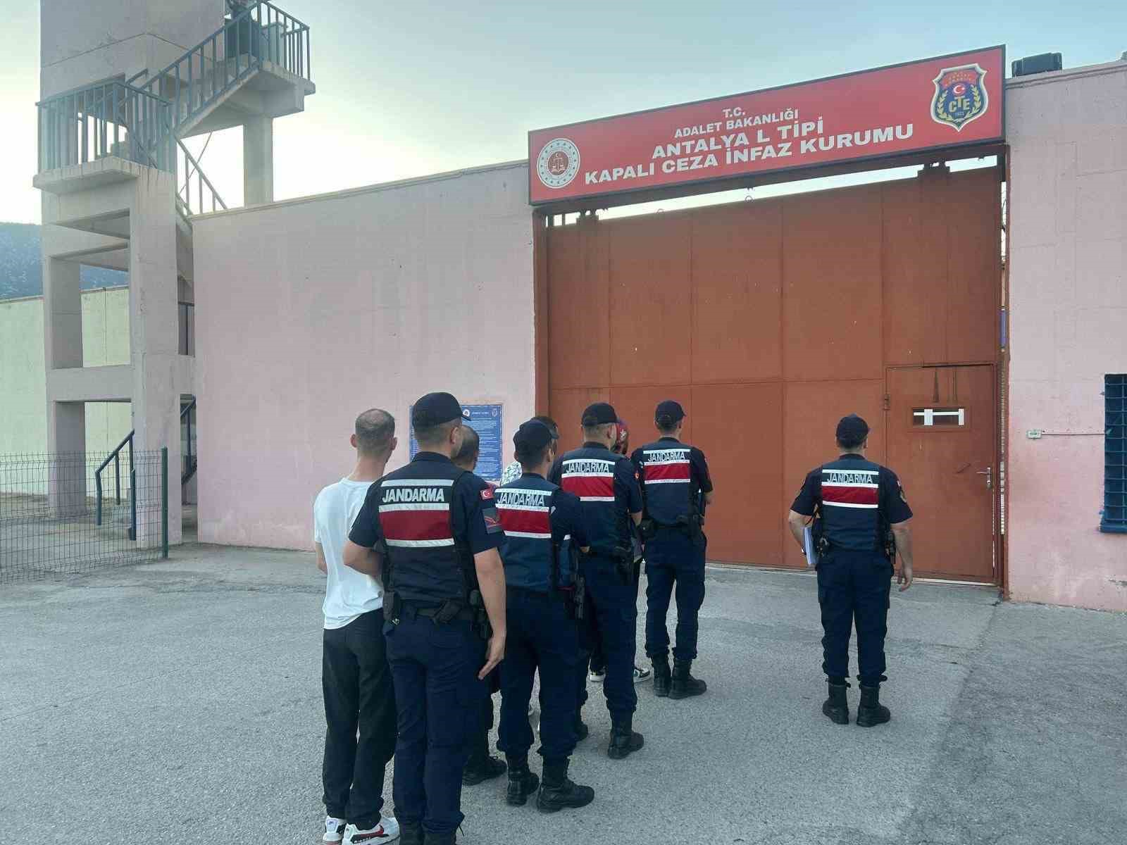 antalya-da-uyusturucu-operasyonunda-4-supheli-tutuklandi