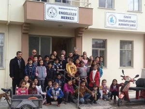 Burhaniye’de Minik Öğrenciler Engelliler Merkezini Ziyaret Etti