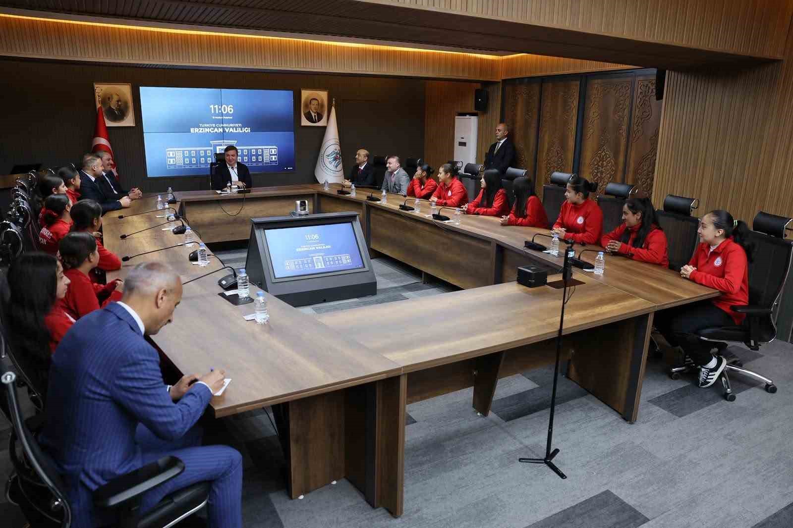 vali-aydogdu-turkiye-sampiyonasi-na-hazirlanan-futsal-takimini-agirladi