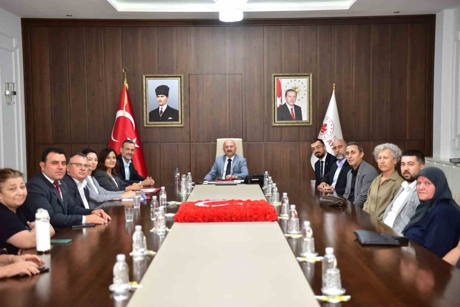 vali-varol-sehit-yakinlari-ve-gazileri-makaminda-agirladi