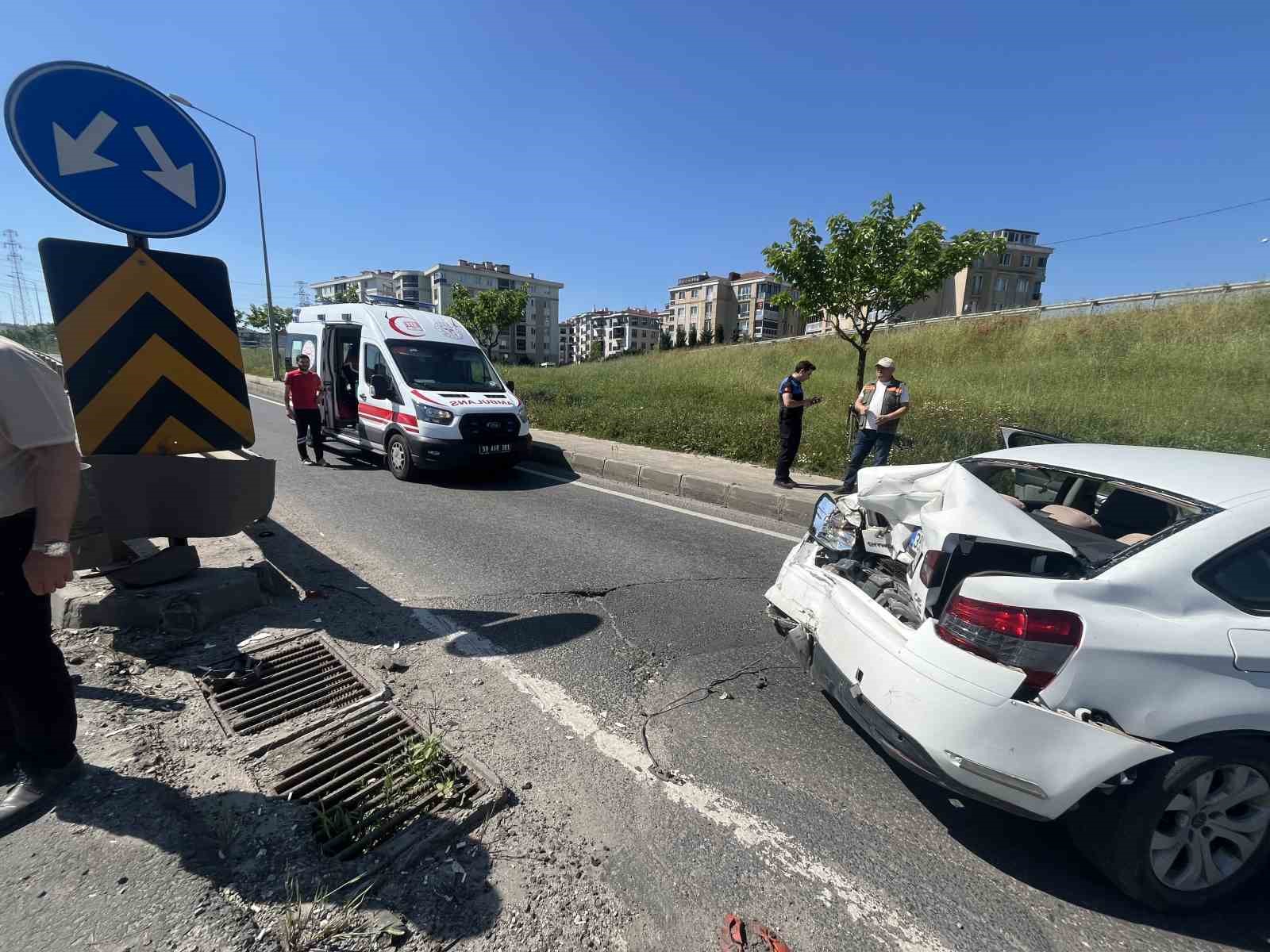 trafik-polisinden-ornek-davranis-suruculerin-guvenligi-icin-supurgeyle-yolu-supurdu