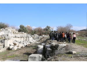 Arkeolog Adayları Stratonikeia Antik Kenti’ni Gezdi