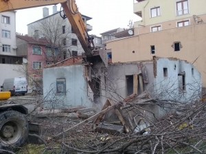 Körfez’de Metruk Binalar Yıkılıyor