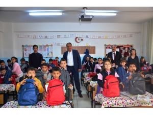 Türk Ve Suriyeli Öğrencilere Kırtasiye Seti Dağıtıldı