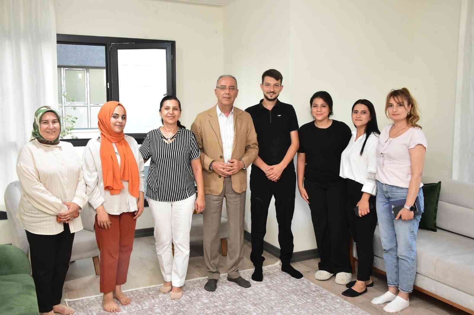 antakya-belediye-baskani-yapar-evlerine-kavusan-depremzede-ailelerle-bir-araya-geldi