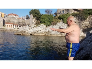 65 Yaşında Kar Kış Demeden Her Gün Denize Giriyor