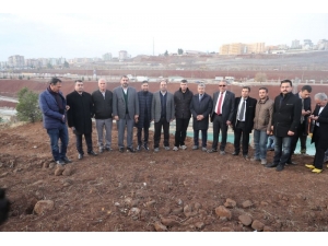 Çiftçi, Meclis Üyeleriyle Birlikte Ağaç Dikti