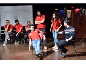 Tiyatro Oyunu Resim Defteri Ve Kitaba Dönüştü