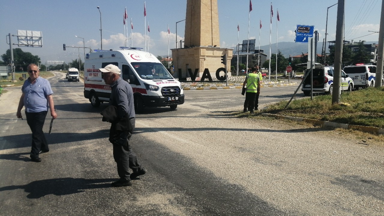 isparta-da-ticari-arac-ile-otomobil-carpisti-1-yarali