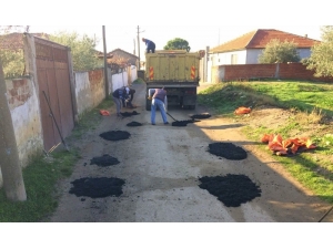 Saruhanlı’da Bozulan Yollara Bakım