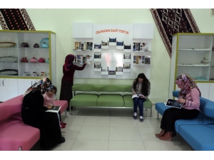 Gürpınar’daki Okullara Kitaplık