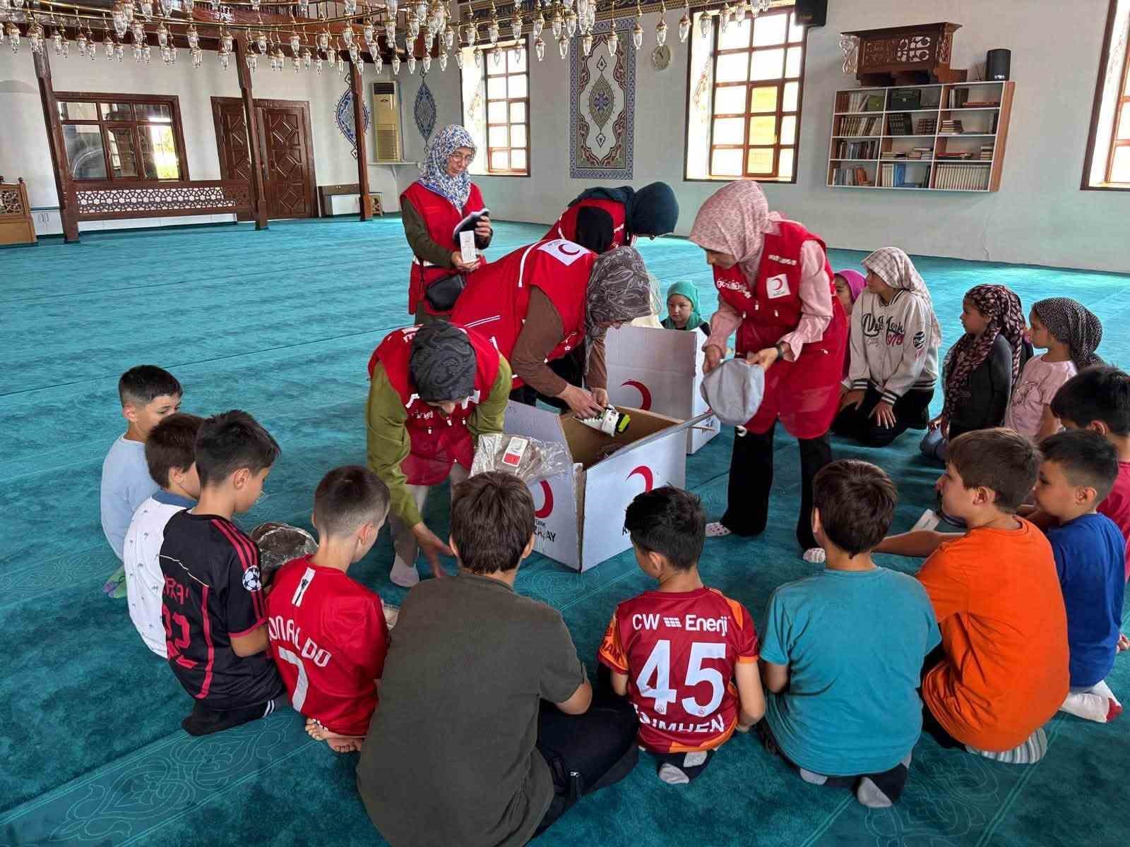 kizilay-dan-yaz-kur-an-kurslarindaki-cocuklara-surpriz