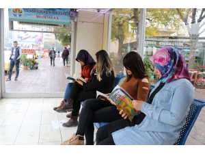 Otobüs Durakları Kütüphaneyle Donatılıyor
