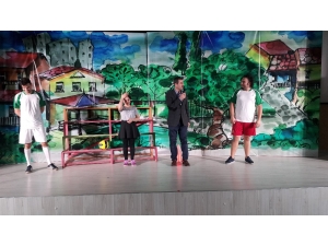 Kartepeli Minikler, Tezcan’ın Düşleri Adlı Oyunu İzledi