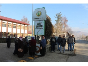 İşçiler Soğuk Havada Dışarıda Bekliyorlar