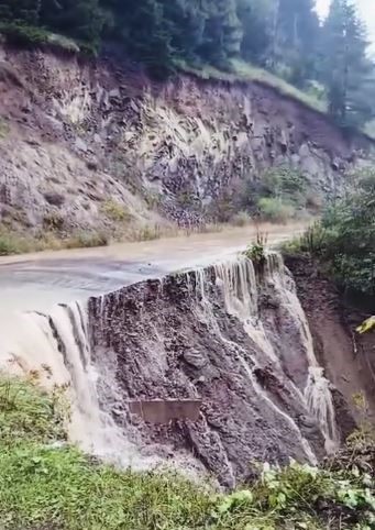 posof-ta-asiri-yagis-sonrasi-sel-meydana-geldi-yol-coktu