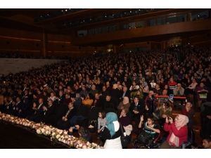 Duayen Sanatçıya Konserde Kabak Sürprizi