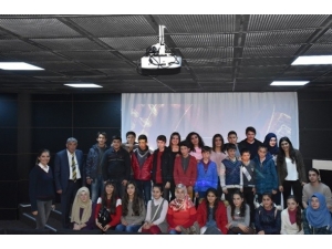 Köy Okulunda Okuyan Çocukların Sinema Heyecanı