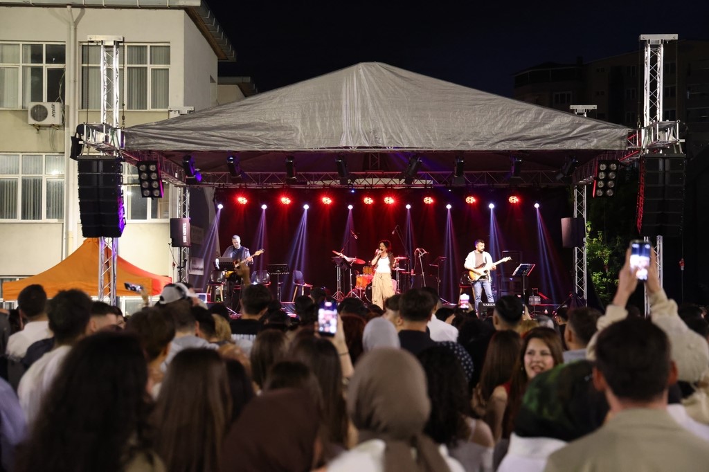 beun-fest-26-da-muzik-genclik-ve-cosku-ayni-sahnede-bulustu