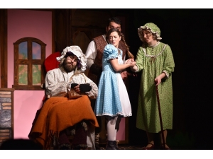 Minikler Kırmızı Başlıklı Kız İle Eğlendi