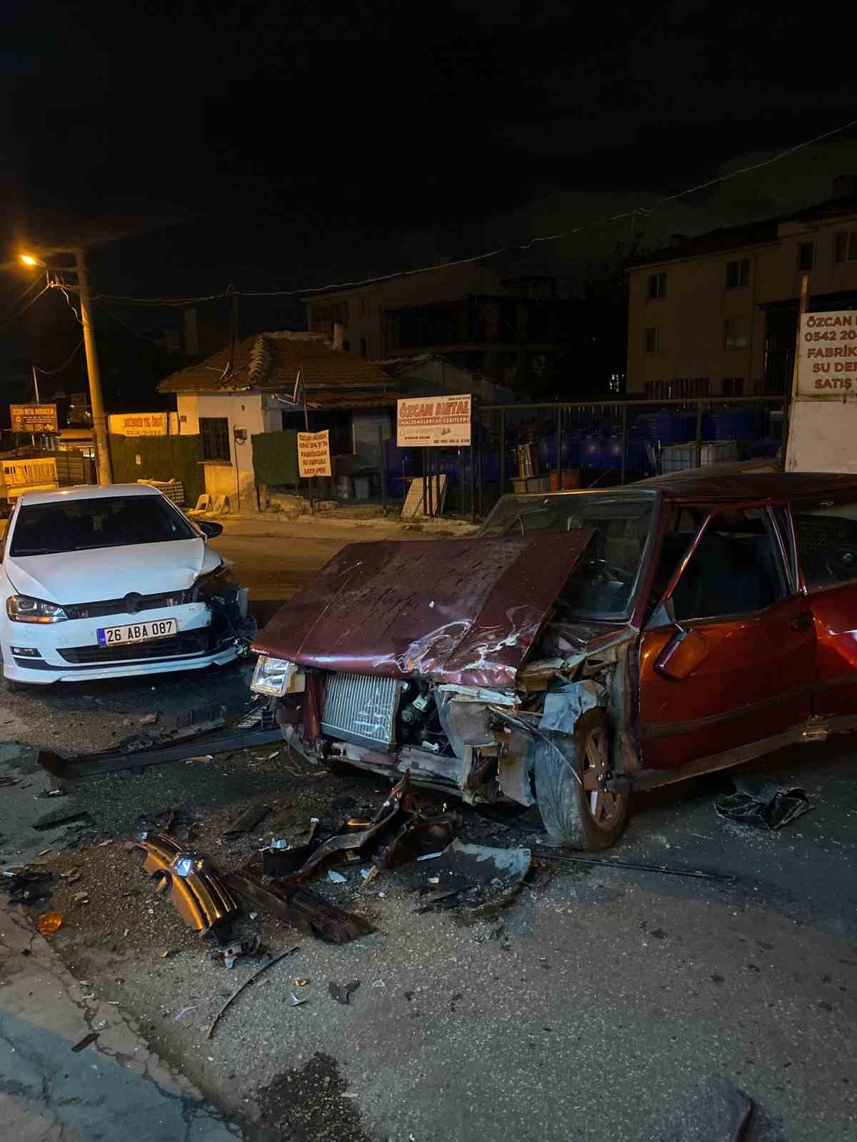 eskisehir-de-2-otomobil-kafa-kafaya-carpisti