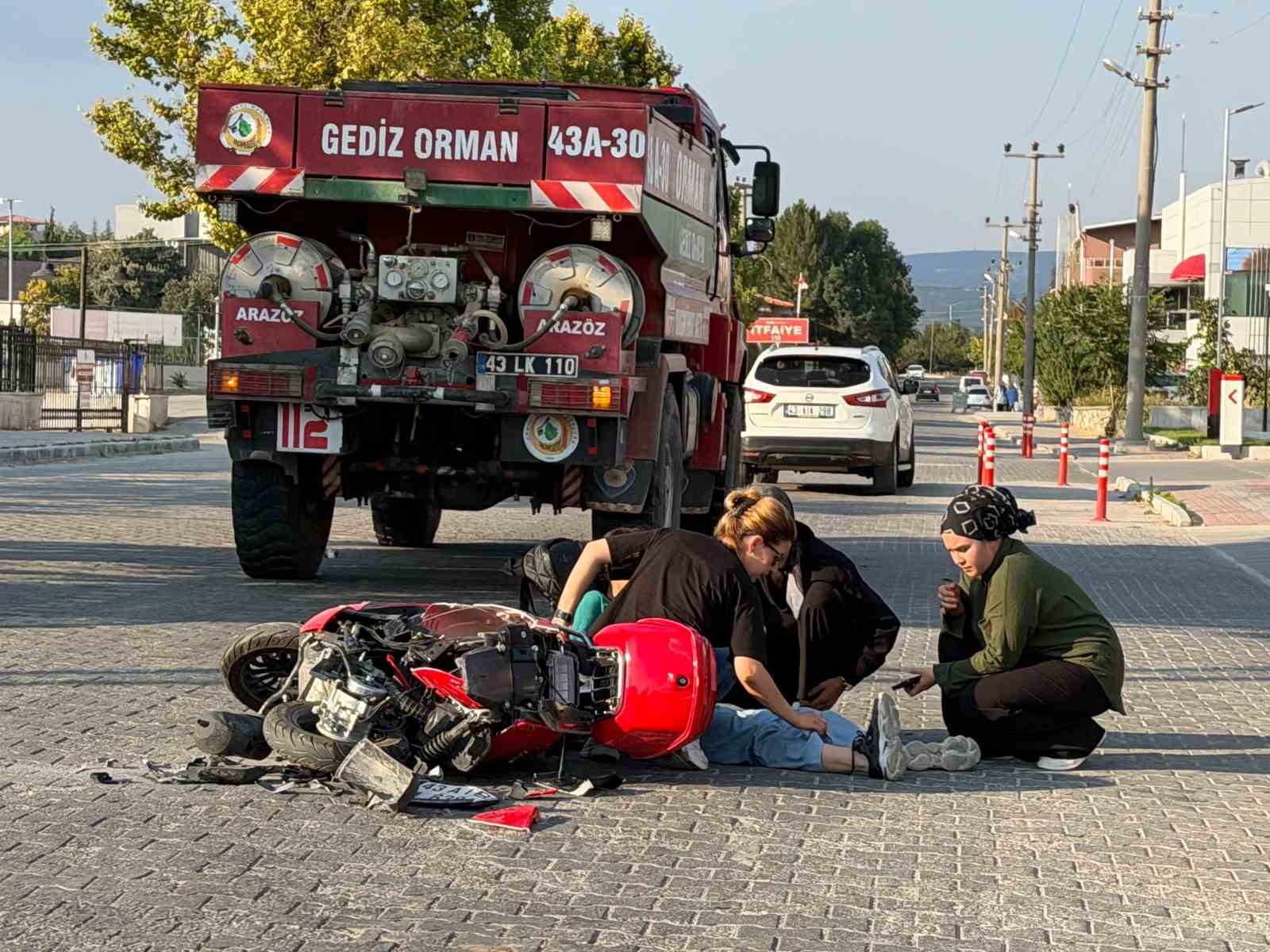 gediz-de-arazoz-ile-motosiklet-carpisti-1-yarali