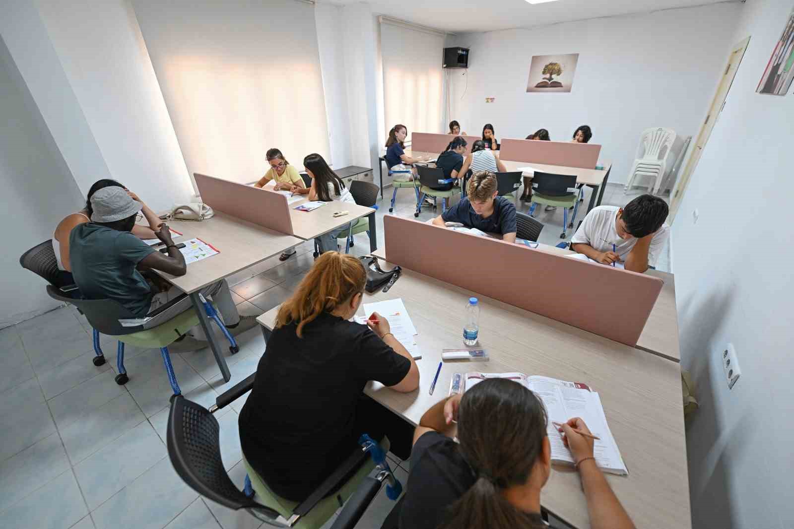 mersin-de-gencler-sinavlara-okuma-salonunda-hazirlaniyor